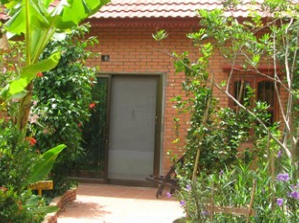 Elephant Blanc Phnom Penh Exterior photo